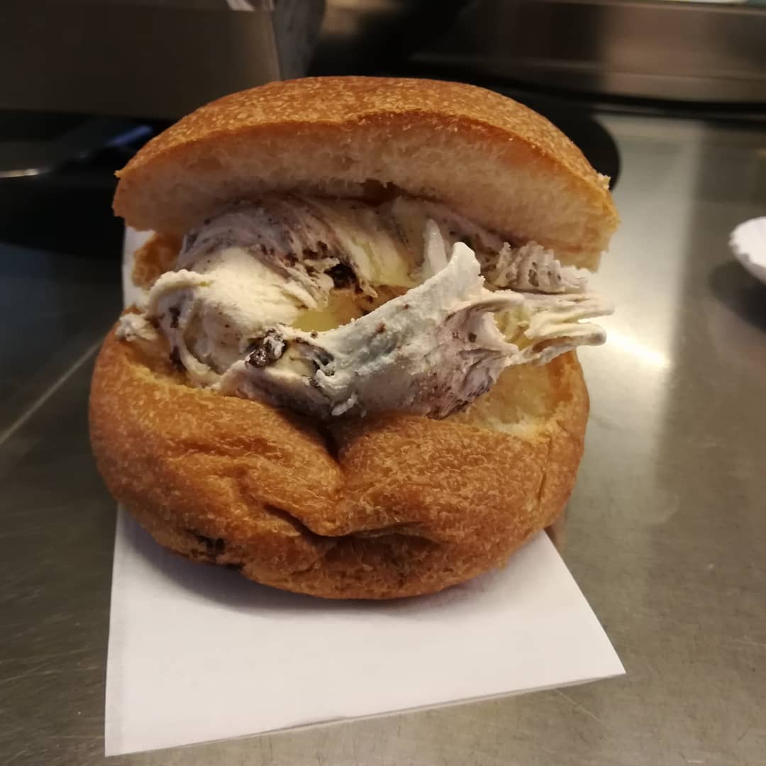 Brioche con gelato Gelateria Marameo